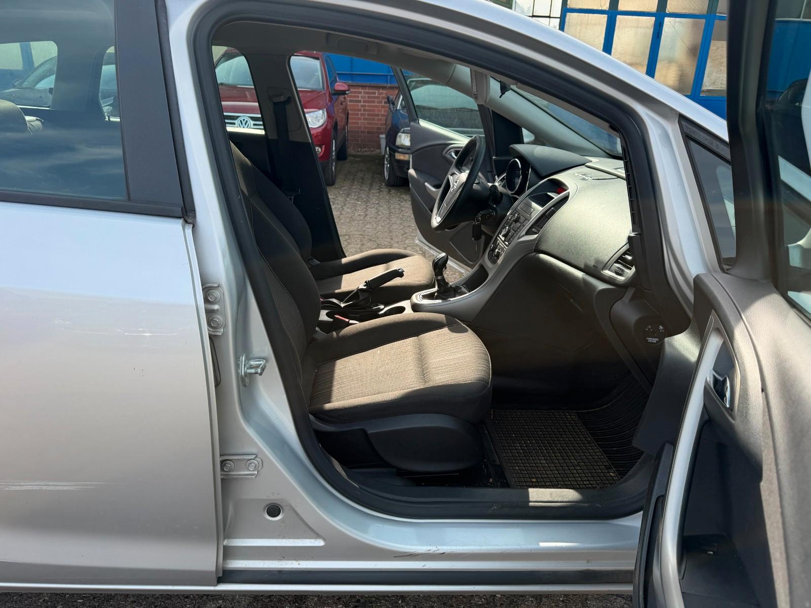Opel Astra 2011 — photo 13