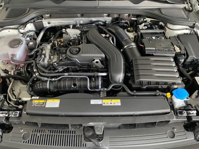 Golf Variant R-Line 1.5 eTSI DSG AHK+MATRIX+NAVI
