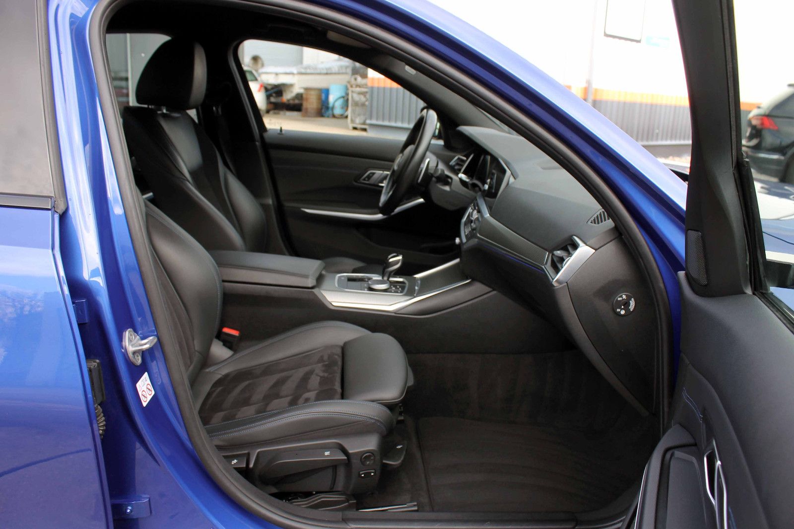 Fahrzeugabbildung BMW 320i xDrive MSport Steptr. Temp PDC KAM LED NAV
