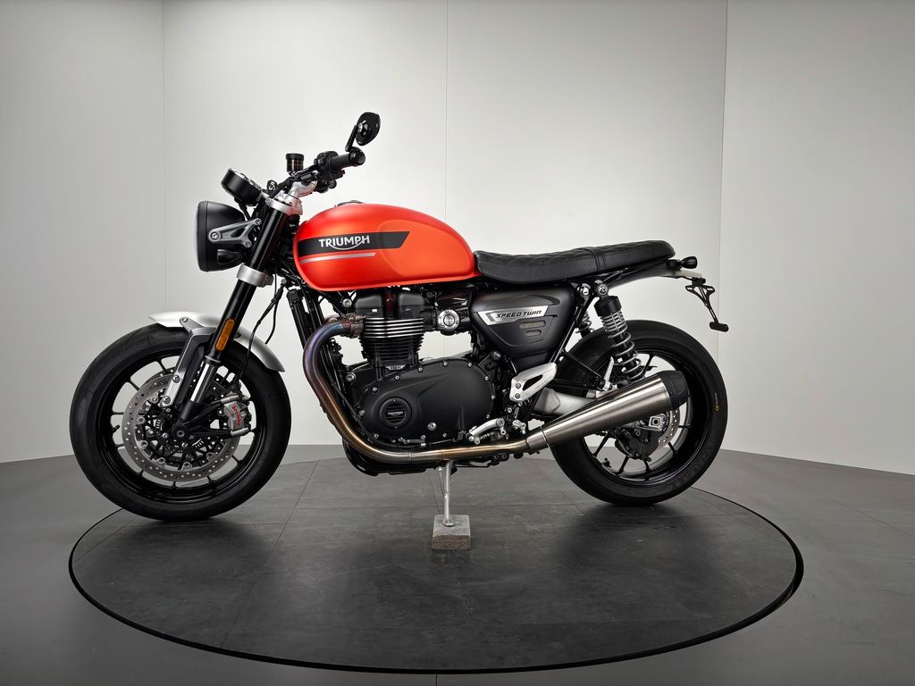 Fahrzeugabbildung Triumph SPEED TWIN 1200 *ZUBEHÖR *1. HAND *BAJA ORANGE