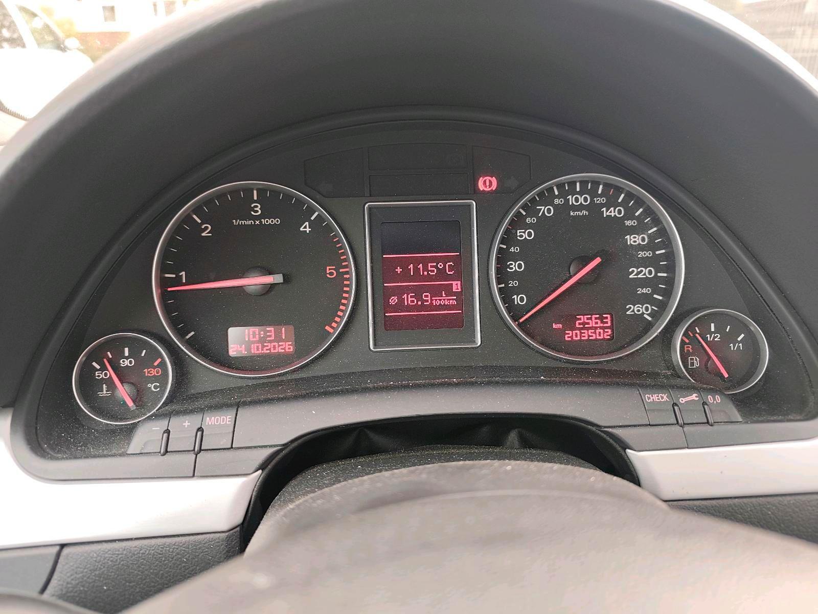 Audi A4 2004 — photo 7