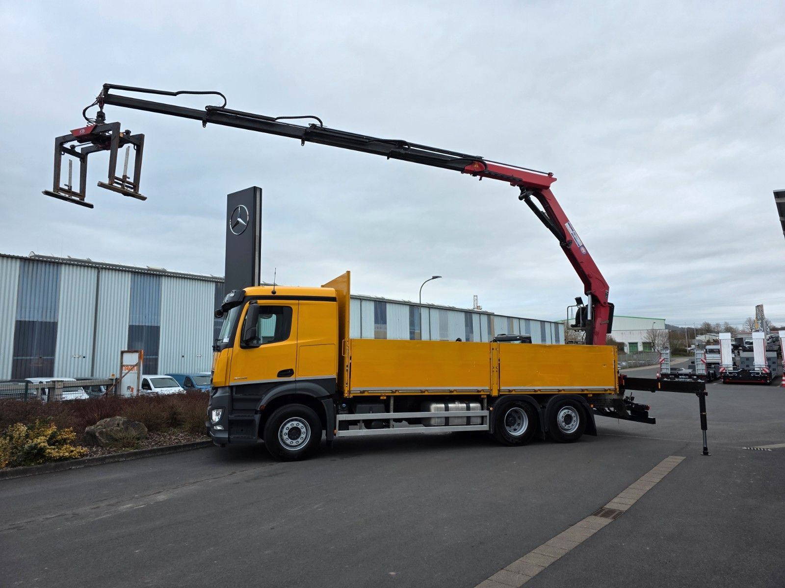 Fahrzeugabbildung Mercedes-Benz Arocs 2545 L 6x2 HMF 2110L Zange Retarder