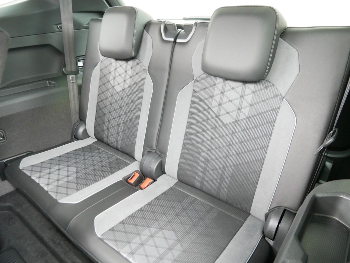 Fahrzeugabbildung Volkswagen Tiguan Allspace 2.0 4x4 R-Line NEU75T 7-Sitze AH