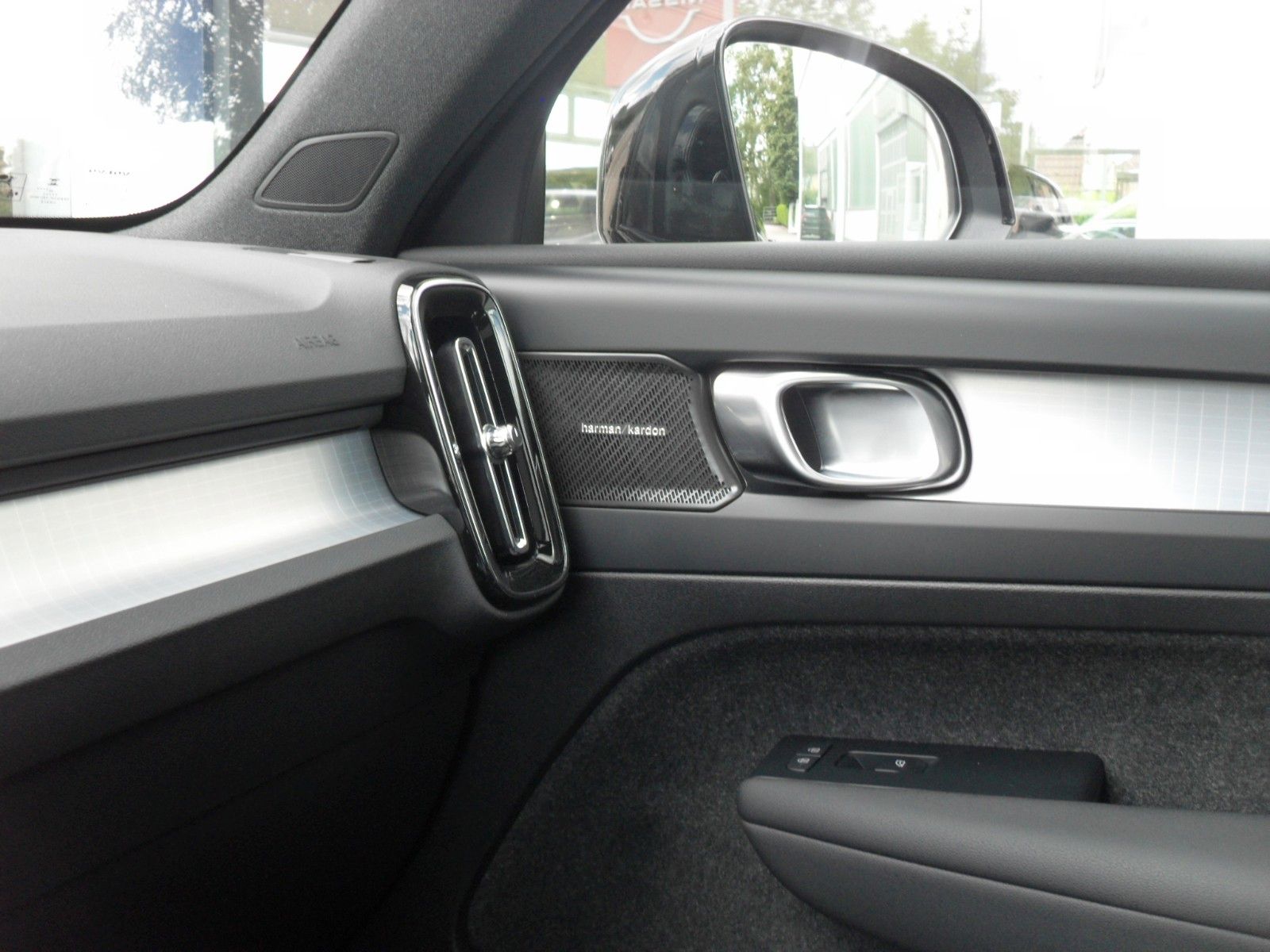 Fahrzeugabbildung Volvo XC 40 Plus Black Edition | PD | LED | ACC