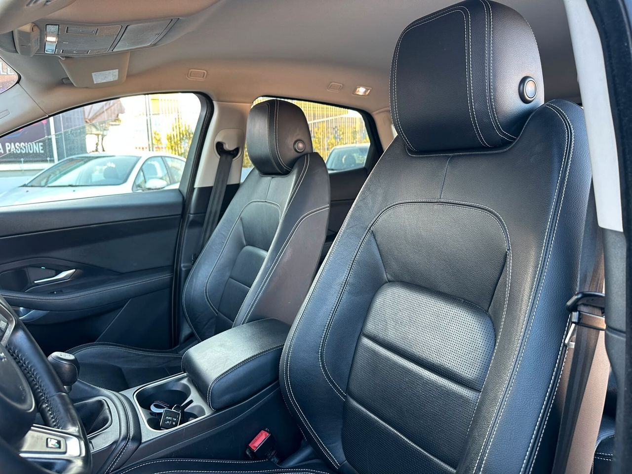 Jaguar E-Pace 2.0D 180CV AWD R-Dynamic imagem 2