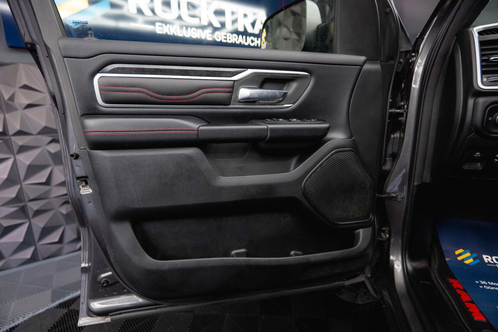 Fahrzeugabbildung Dodge RAM 5.7 V8 HEMI 4x4 OFFROAD Night-Edition *Pano*