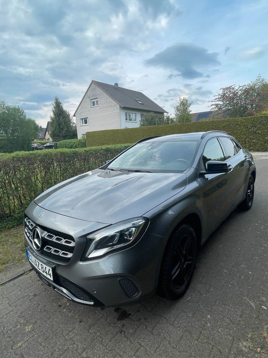 MERCEDES-BENZ GLA 180