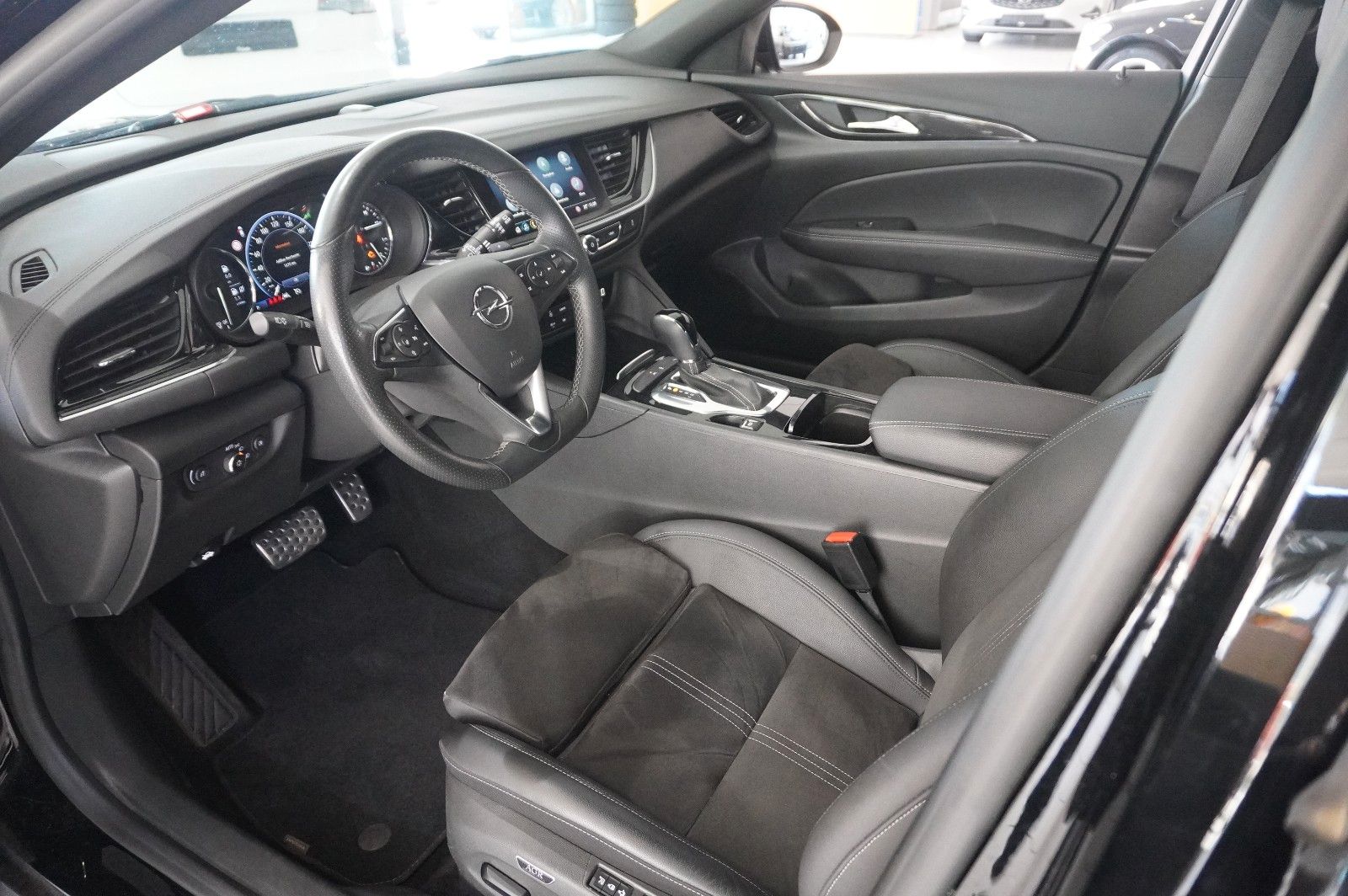 Fahrzeugabbildung Opel Insignia B ST 2.0D ULTIMATE NAVI/OPC/VIRT/SH/AHK