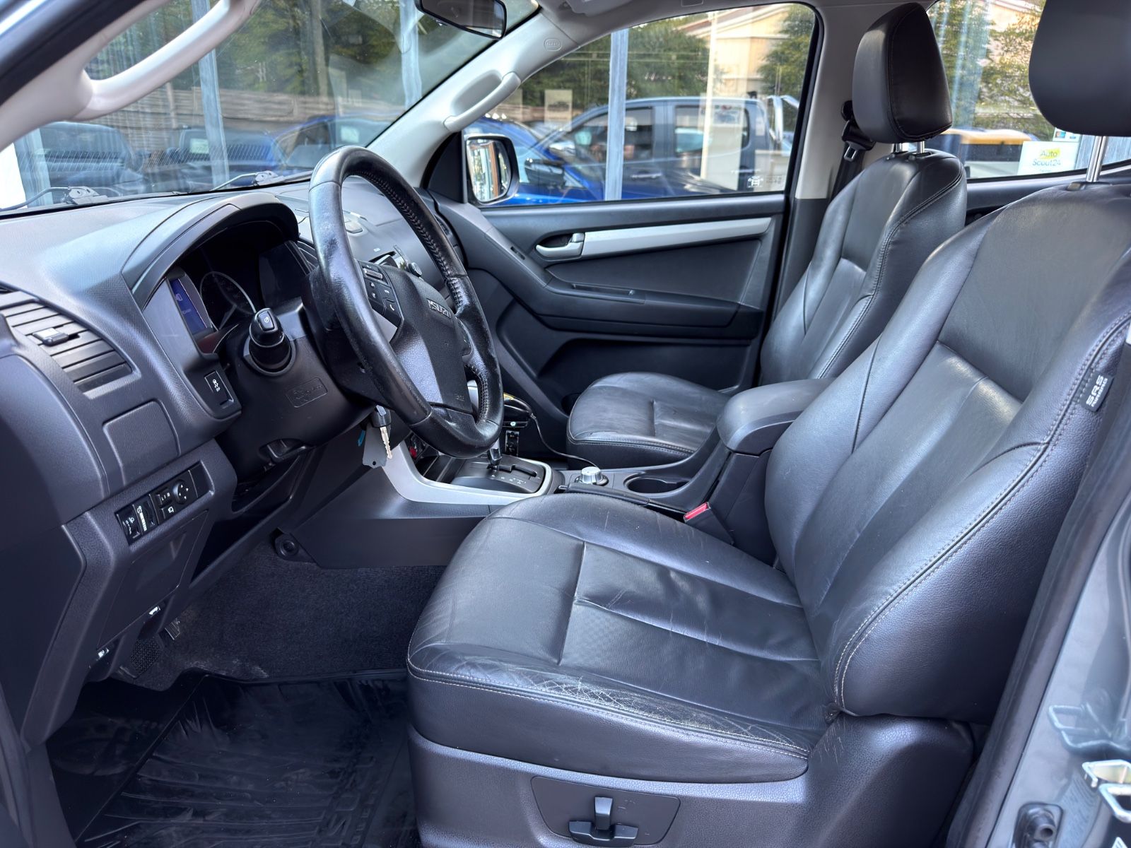 Fahrzeugabbildung Isuzu D-Max Double Cab 4WD Premium|SCHNEEPFLUG|AUTOMAT