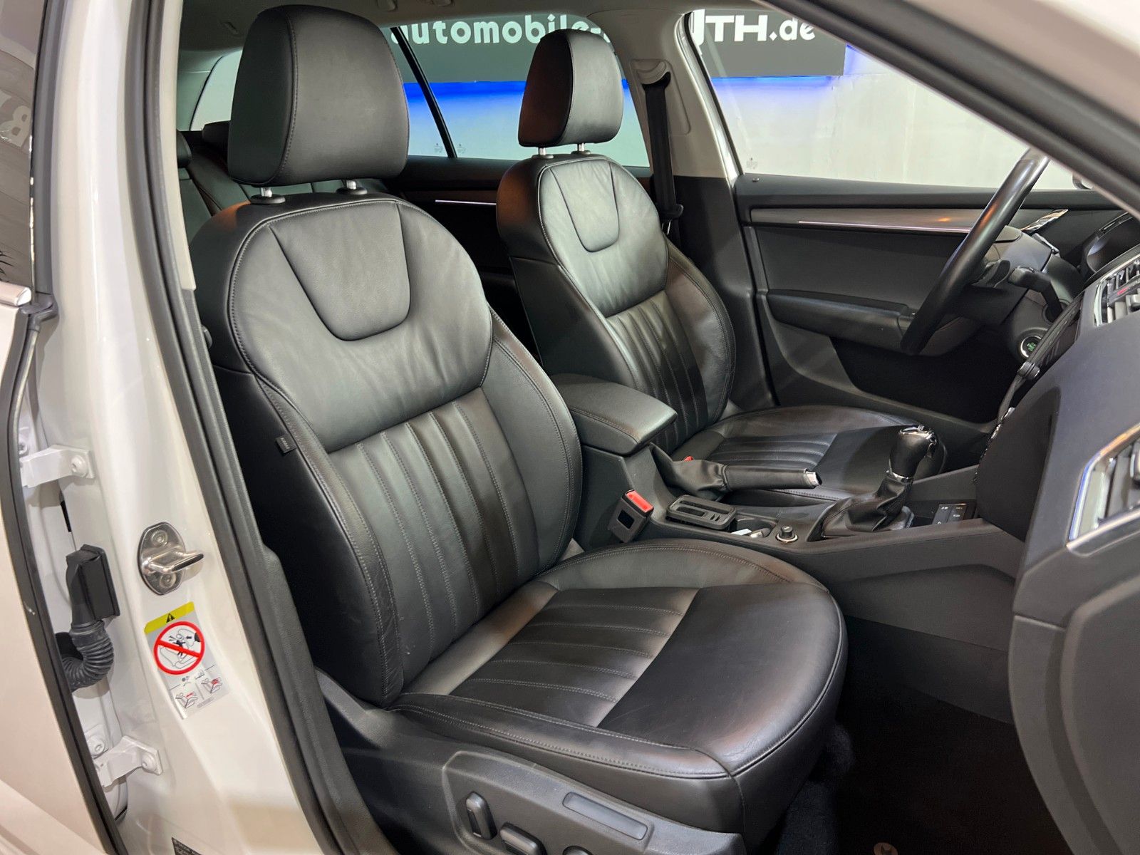 Fahrzeugabbildung SKODA Octavia Combi Premium Edition *Leder*Kamera*LED