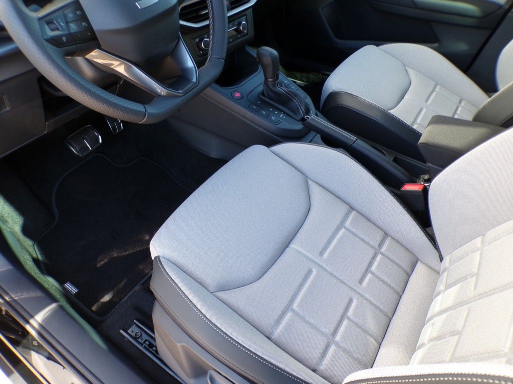 Fahrzeugabbildung SEAT Arona 1.5 TSI DSG FR Black Edition*LED*AHK*