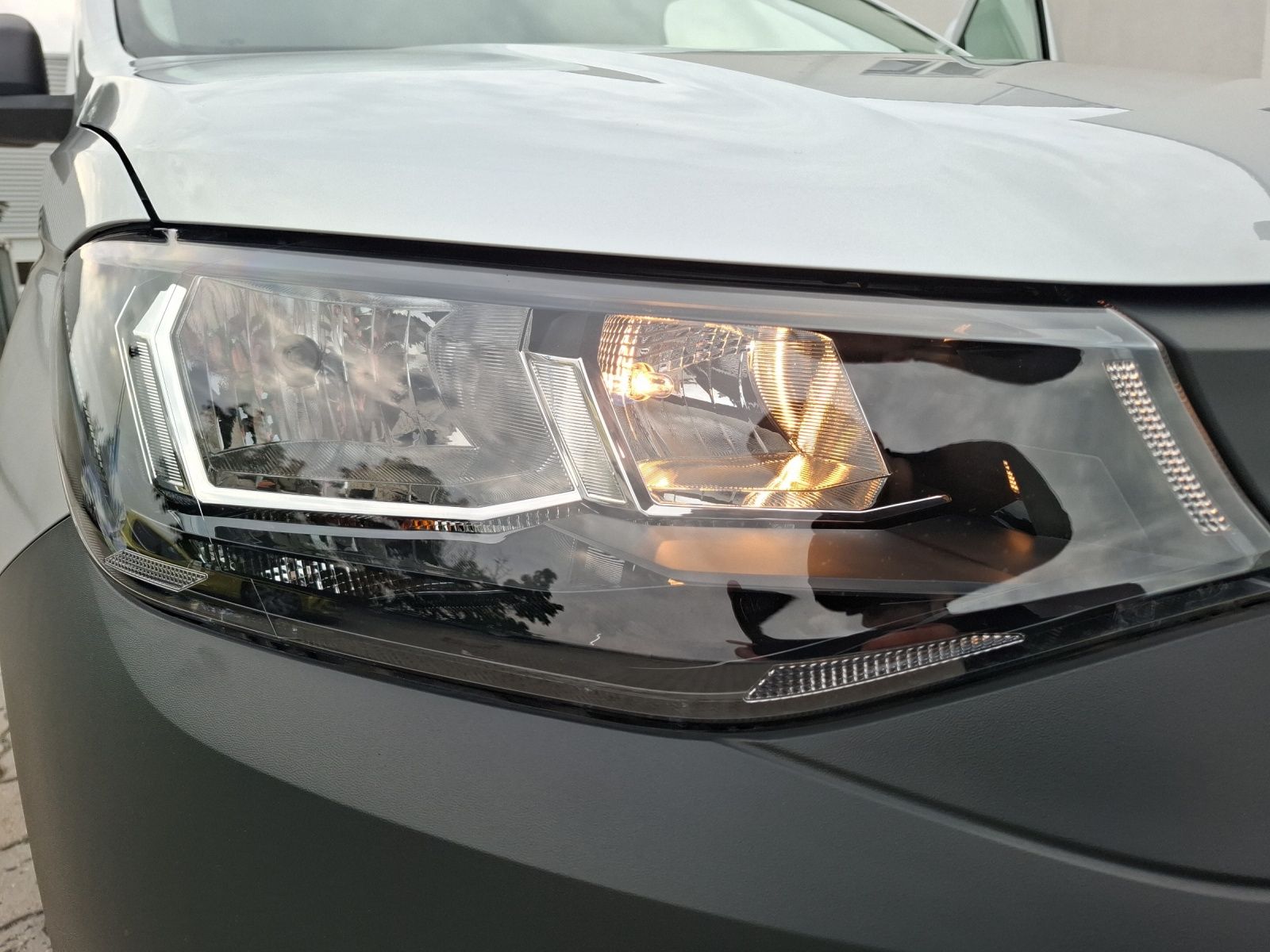 Fahrzeugabbildung Volkswagen Caddy Kasten Maxi TSI DSG STH Navi GRA PDC SH