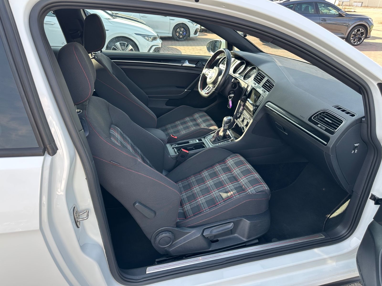 Volkswagen Golf VII 2.0 TSI DSG GTI Lim.*BI-XENON* foto 24