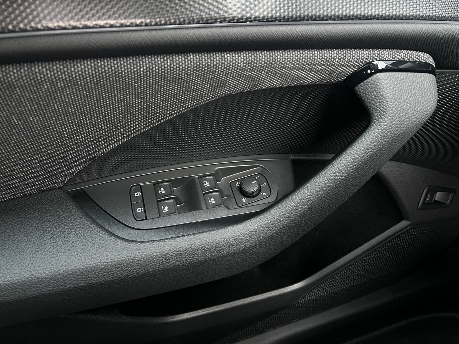 Fahrzeugabbildung SKODA Kodiaq Selection 1.5 TSI mHEV DSG *AHK, LED, Pan