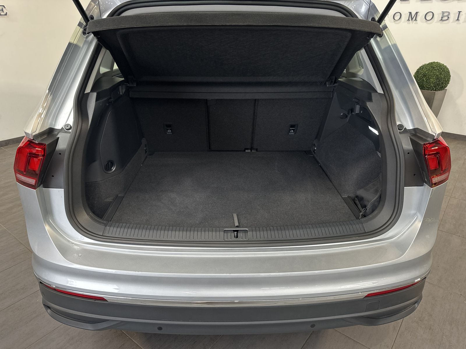 Fahrzeugabbildung Volkswagen Tiguan 1.4 TSI eHybrid Life NAV+LED+CARPLAY+ACC