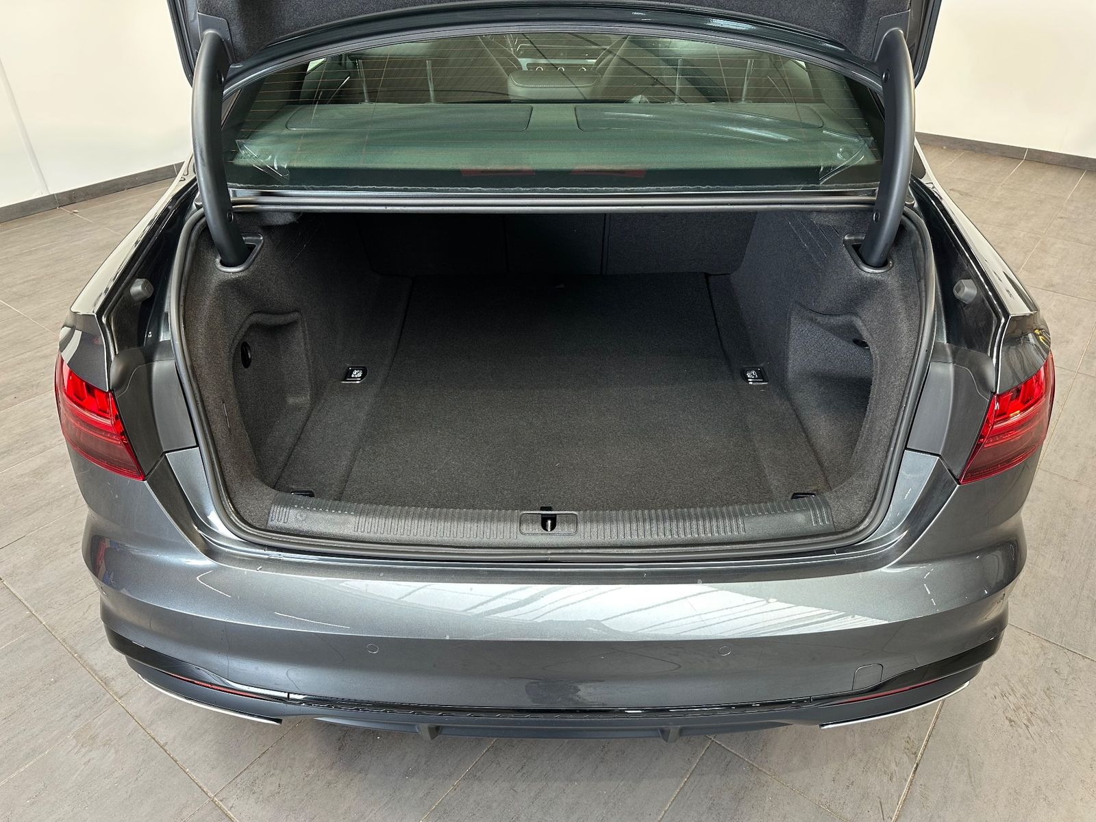 Fahrzeugabbildung Audi A4 40 TDI S-Line Black NAV+LED+PANO+AHK+KAM