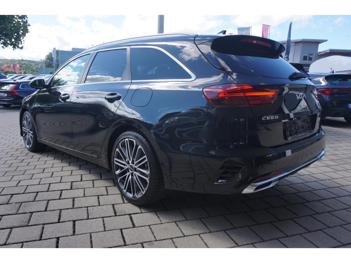 Kia Ceed_sw 1.5T 140 GT Line DCT7 Pano AHK Navi LED 