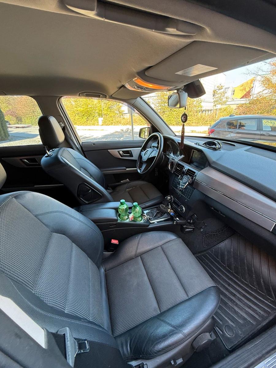 Mercedes-Benz GLK350 2011 — interior