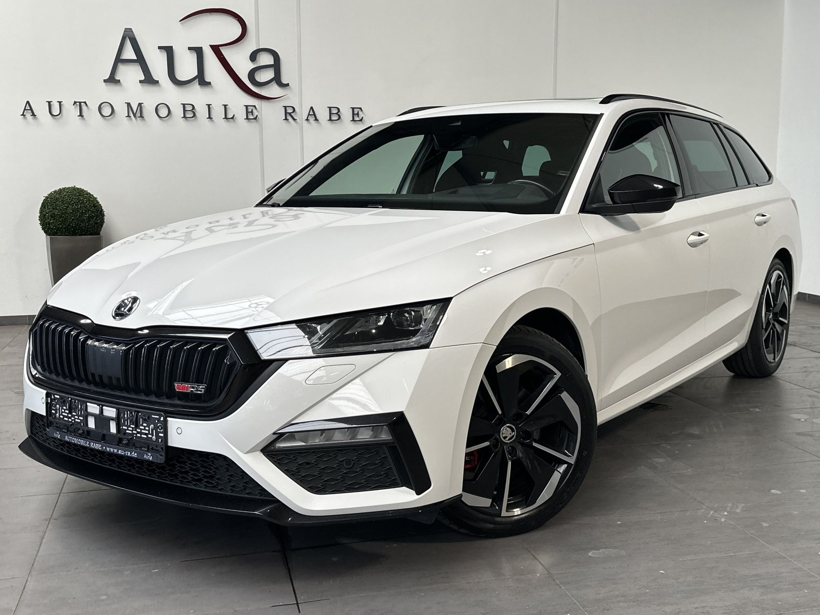 Fahrzeugabbildung SKODA Octavia Combi RS NAV+MATRIX+PANO+STHZ+18ZOLL+KAM