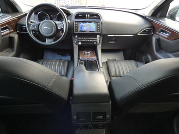 Jaguar F-Pace - 10