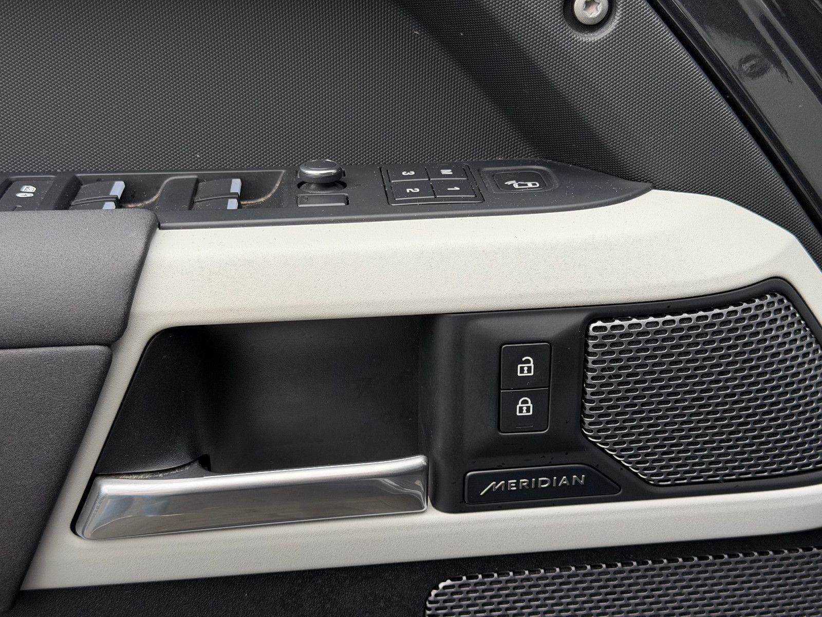 Fahrzeugabbildung Land Rover Defender 110 X-Dynamic SE/PANO/360''KAM/MEREDIAN