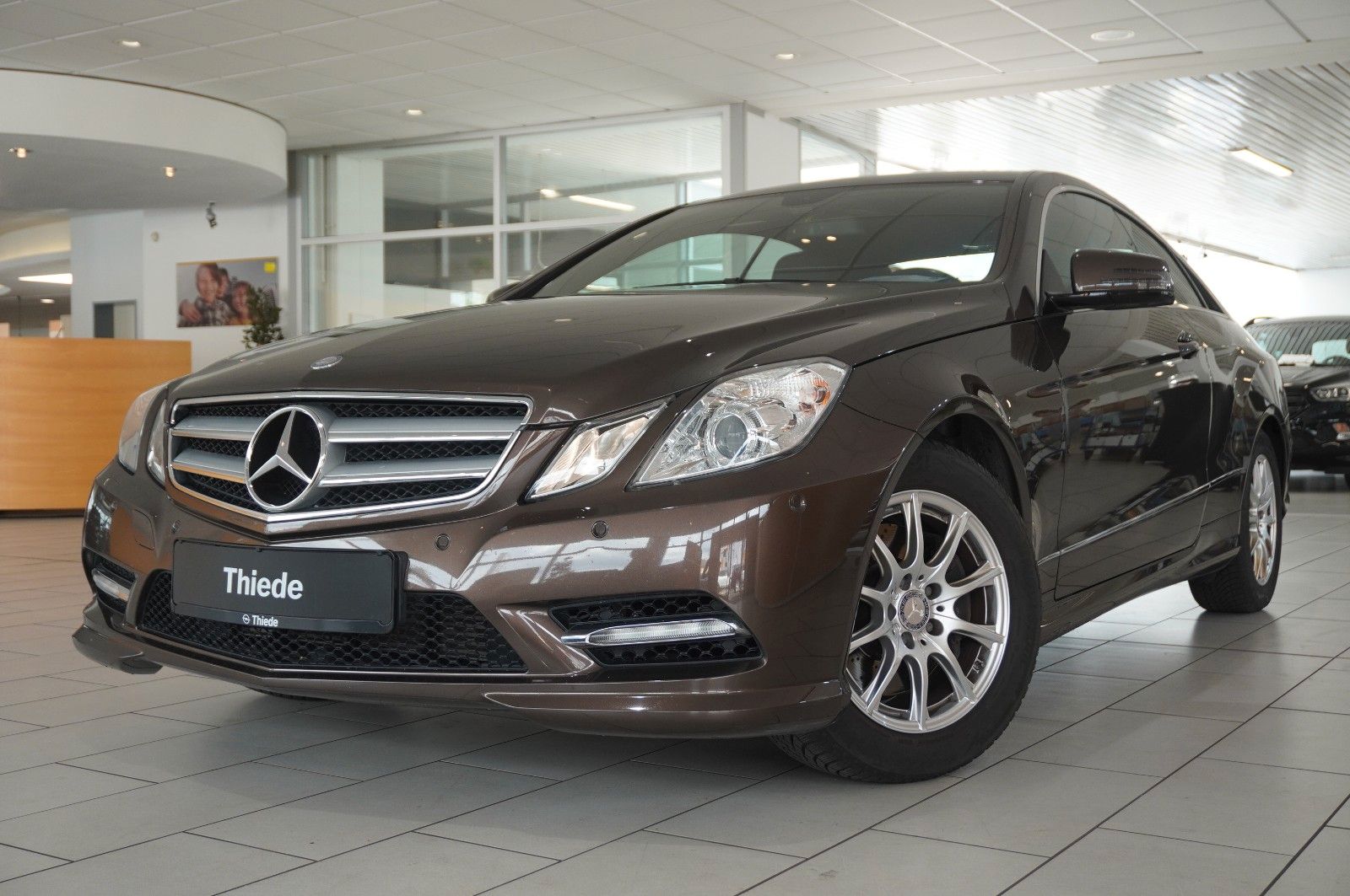 Fahrzeugabbildung Mercedes-Benz E 200 COUPE AVAMTGRADE NAVI/SHZ/SPORT/PDC/TEMP.