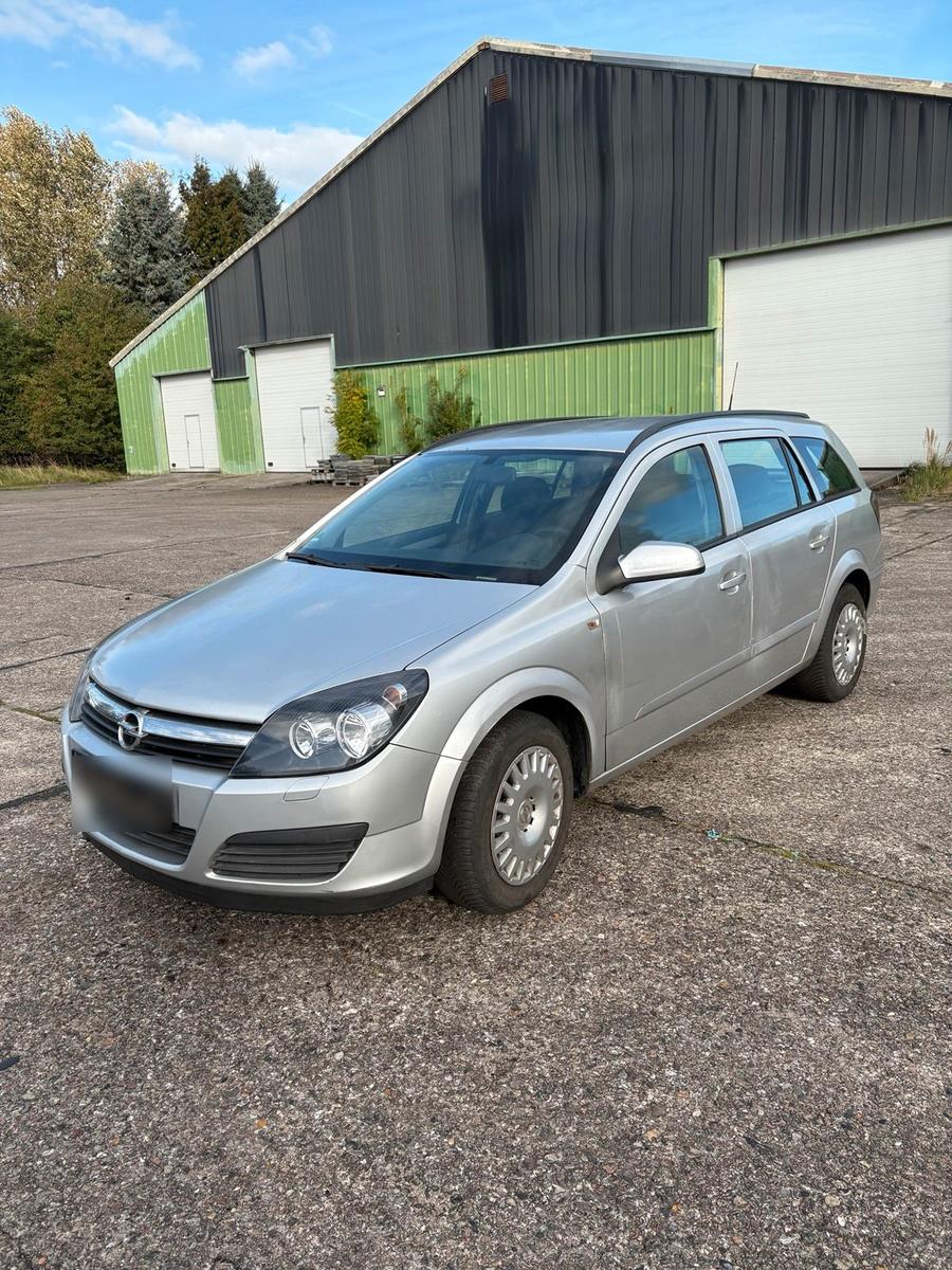 Opel Astra 2005 — rear view