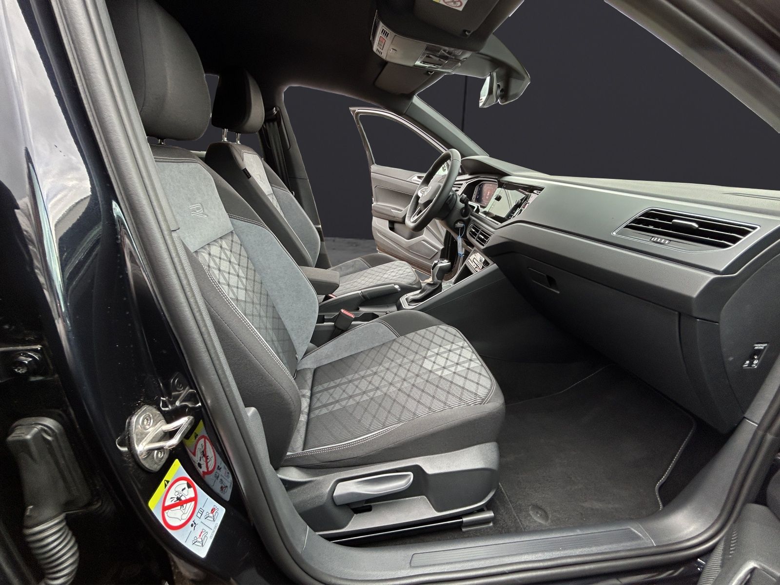 Fahrzeugabbildung Volkswagen Taigo R-line BLACK DSG Matrix ACC Navi Kamera