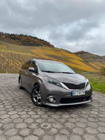 TOYOTA Sienna
