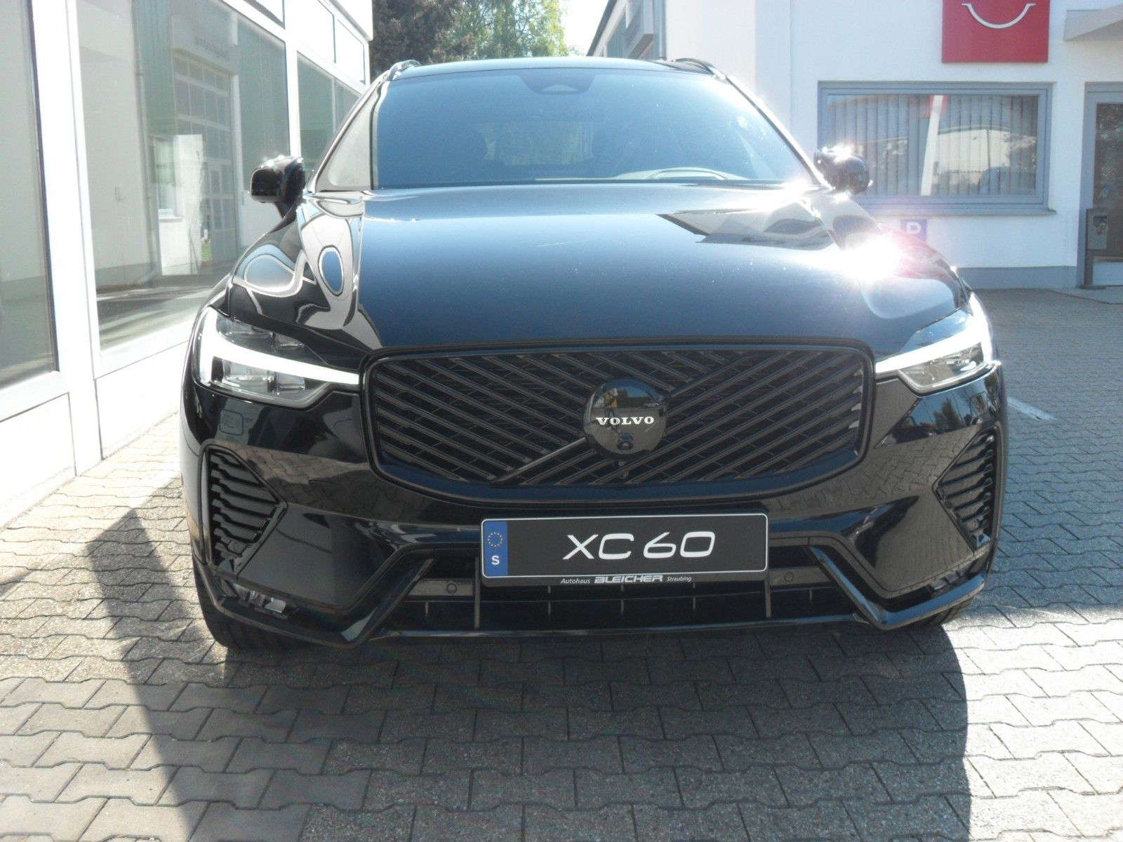Fahrzeugabbildung Volvo XC 60 B5 Plus Black Edition AWD | Luftfederung