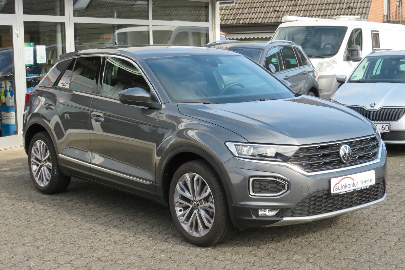 Fahrzeugabbildung Volkswagen T-Roc SPORT/R-LINE ACC KAMERA SITZH. 18`NAVI 1H