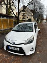 Toyota Yaris 1,5-l-VVT-i CVT Hybrid Club Club - Toyota Yaris Gebrauchtwagen in München
