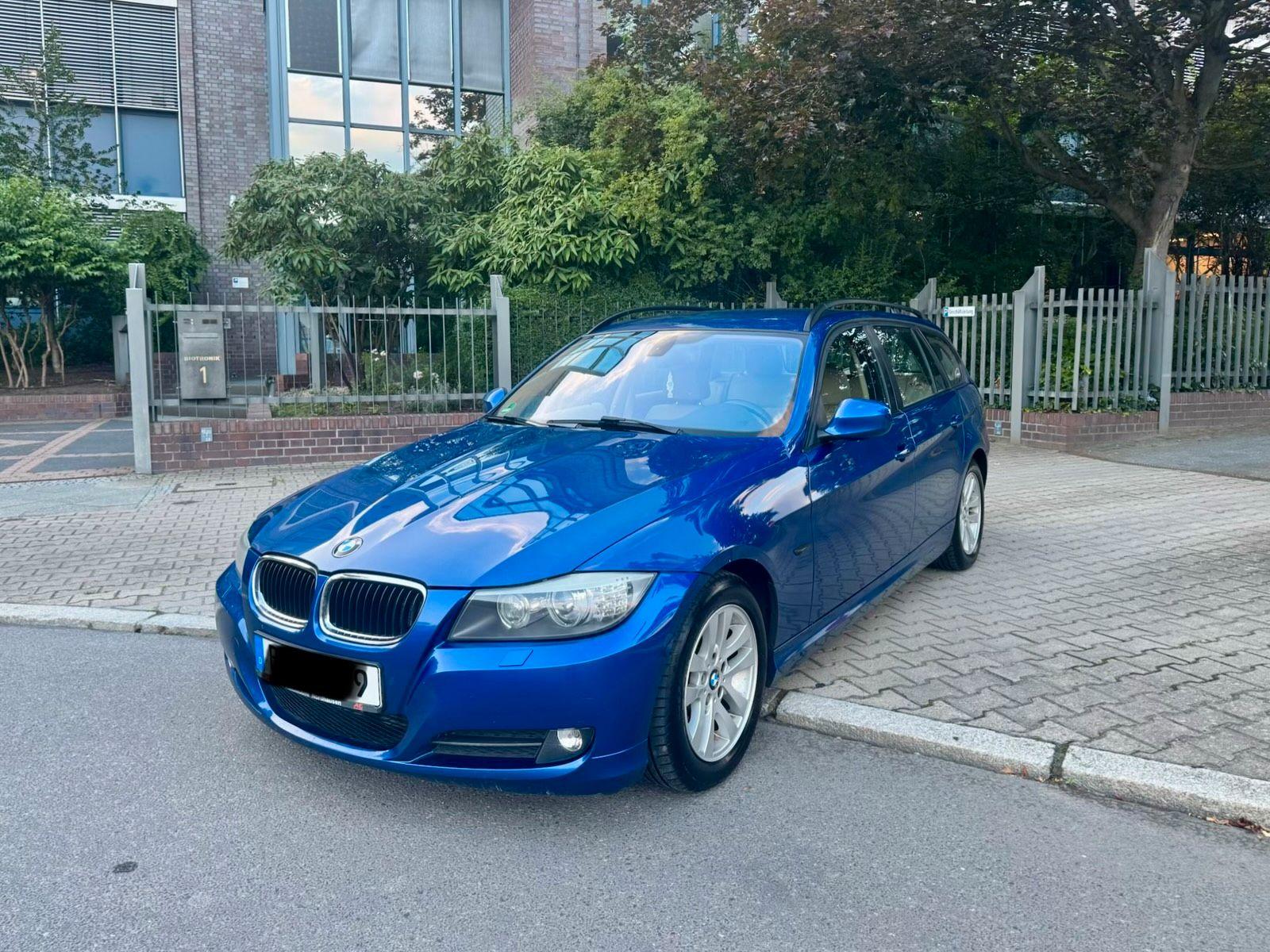 BMW 320 2009 — rear view