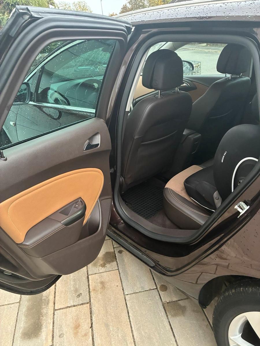 Opel Astra 2012 — photo 11