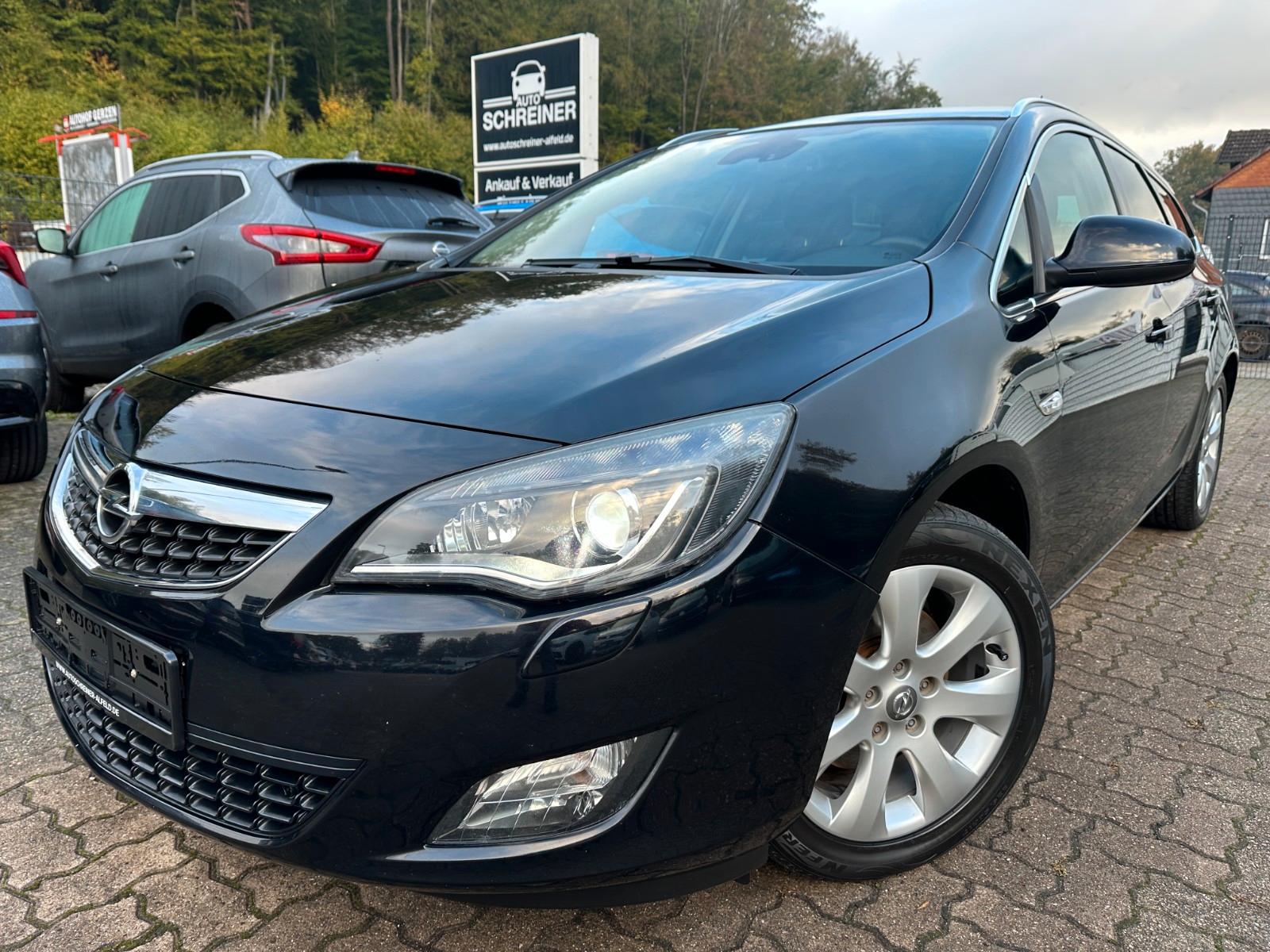 Opel Astra 2011 — rear view
