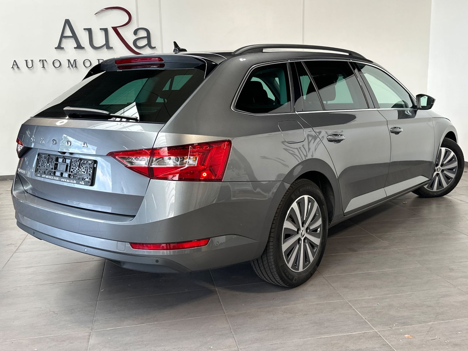 Fahrzeugabbildung SKODA Superb Combi Ambition NAV+LED+ACC+PANORAMA+17ZO