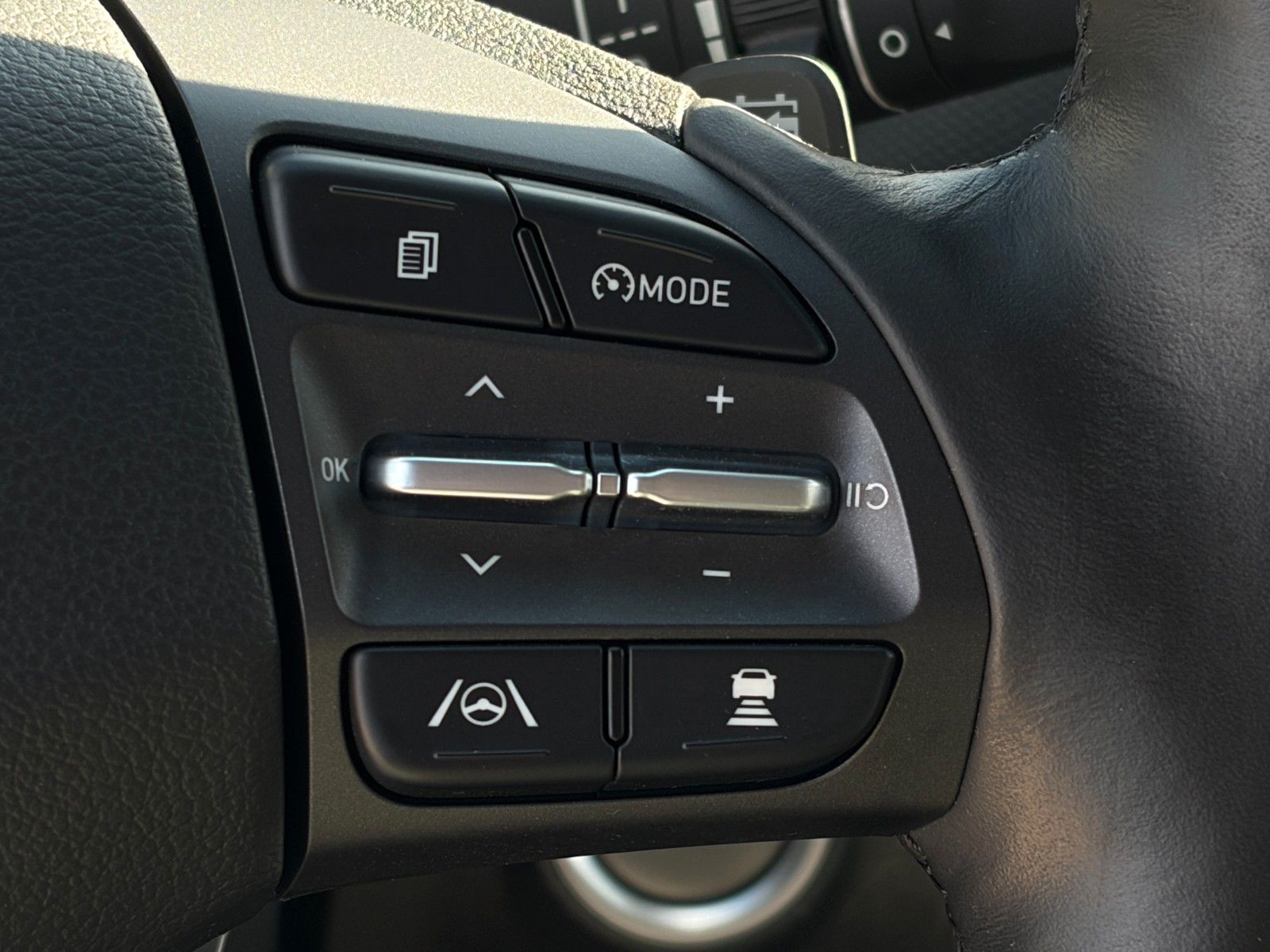 Fahrzeugabbildung Hyundai Kona Elektro SELECT ACC LKAS SHZ LHZ CAM CarPlay