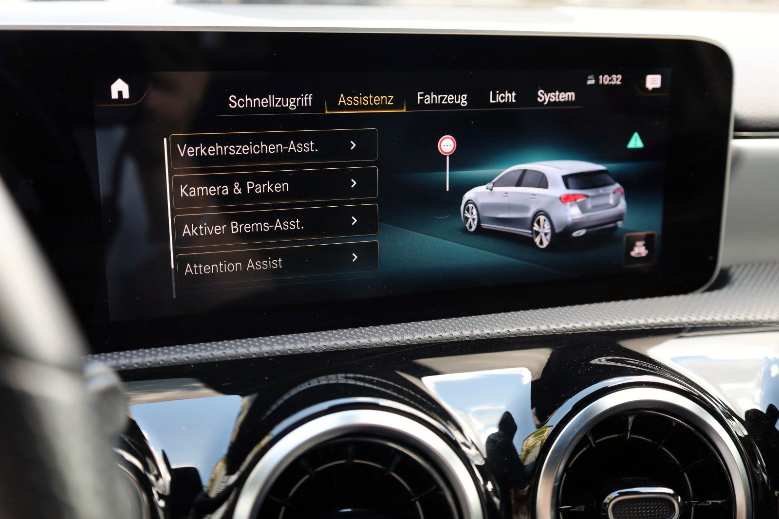 Fahrzeugabbildung Mercedes-Benz A 220 AMG Line T.Leder,Navi,LED,Kamera,SH,SR+WR