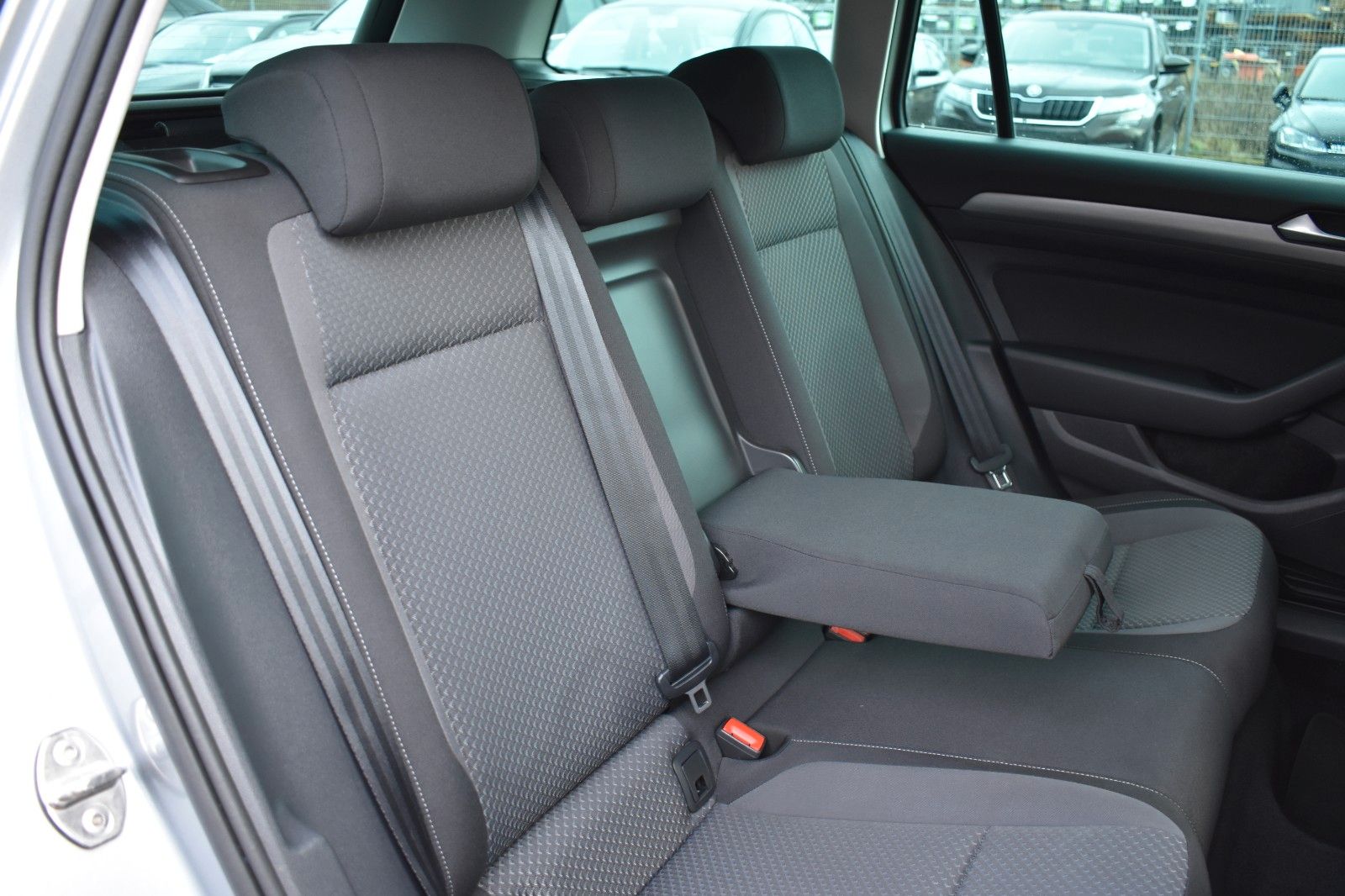 Fahrzeugabbildung Volkswagen Passat Variant Conceptline DSG AHK LED