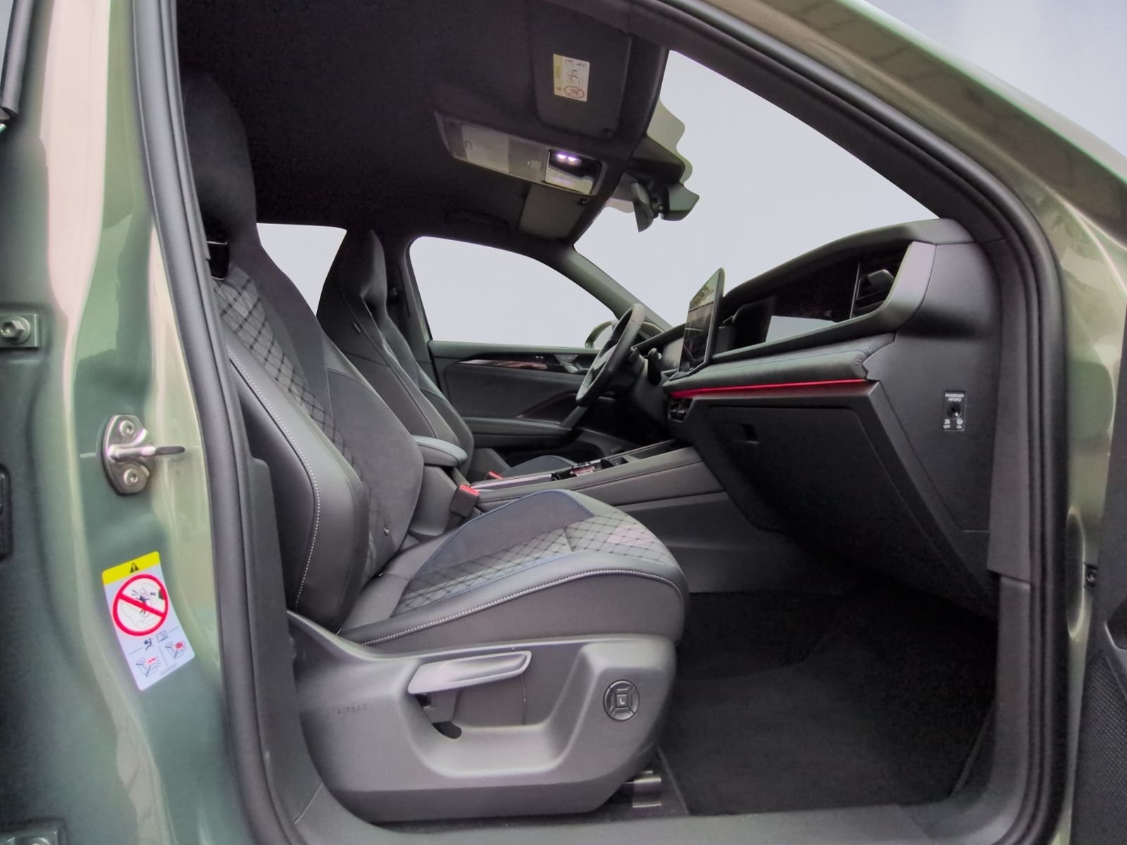 Tayron R-Line 2.0 TDI 4MO DSG AHK+STHZ+BLACK+HuD