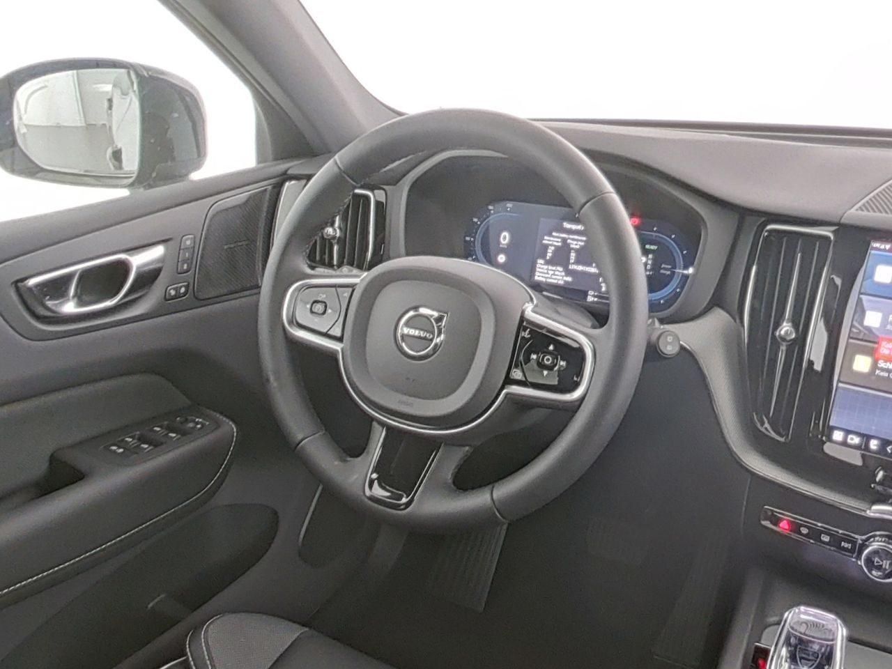 Fahrzeugabbildung Volvo XC60 Plus Dark Recharge Plug-In Hybrid AWD