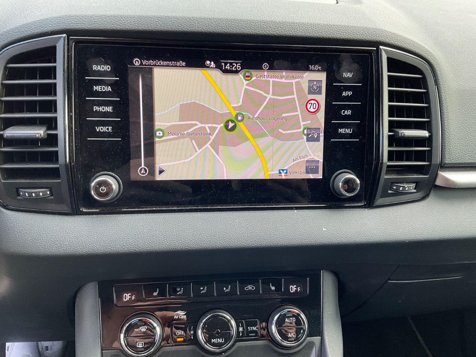 Fahrzeugabbildung SKODA Karoq 1.5l TSI DSG ACC,Kamera,Navi,LED,ACC