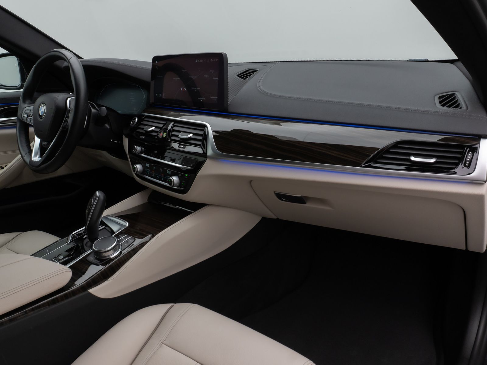 Fahrzeugabbildung BMW 530d LuxuryLine Laser HUD DAB HiFi DisKey 19Zoll