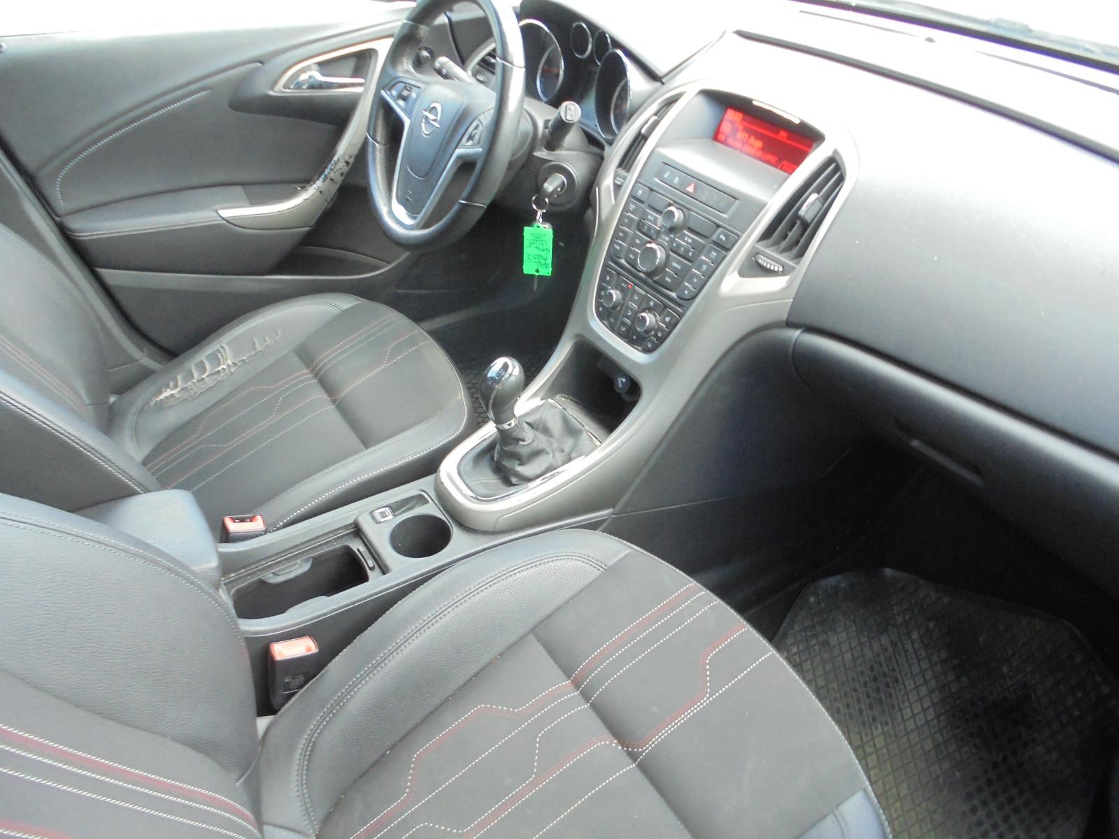 Opel Astra 2012 — photo 14