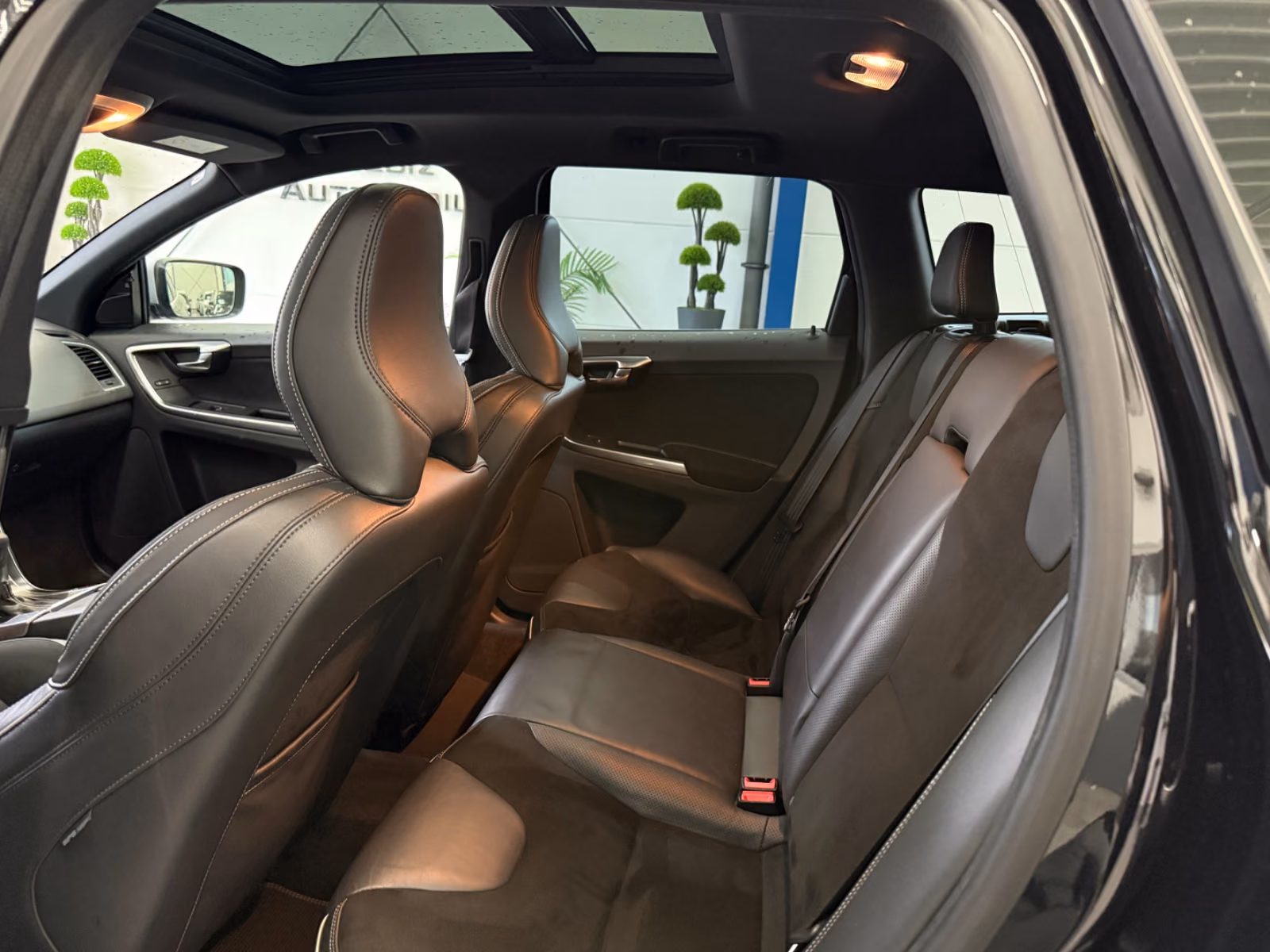 Volvo XC60 2.0 D4*MOMN*R-DSGN*2WD*ACC*PAN*CAM*BI-XN*AH