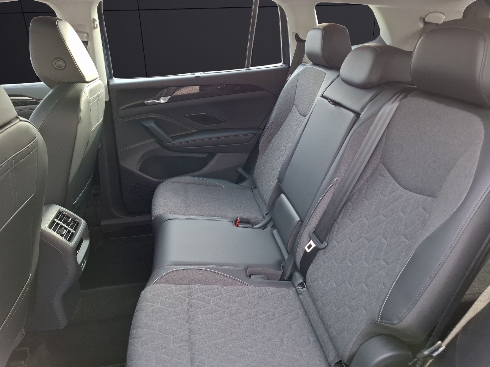 Fahrzeugabbildung Volkswagen Tayron eTSI Life DSG 7-Si Matrix AHK Navi AID AC