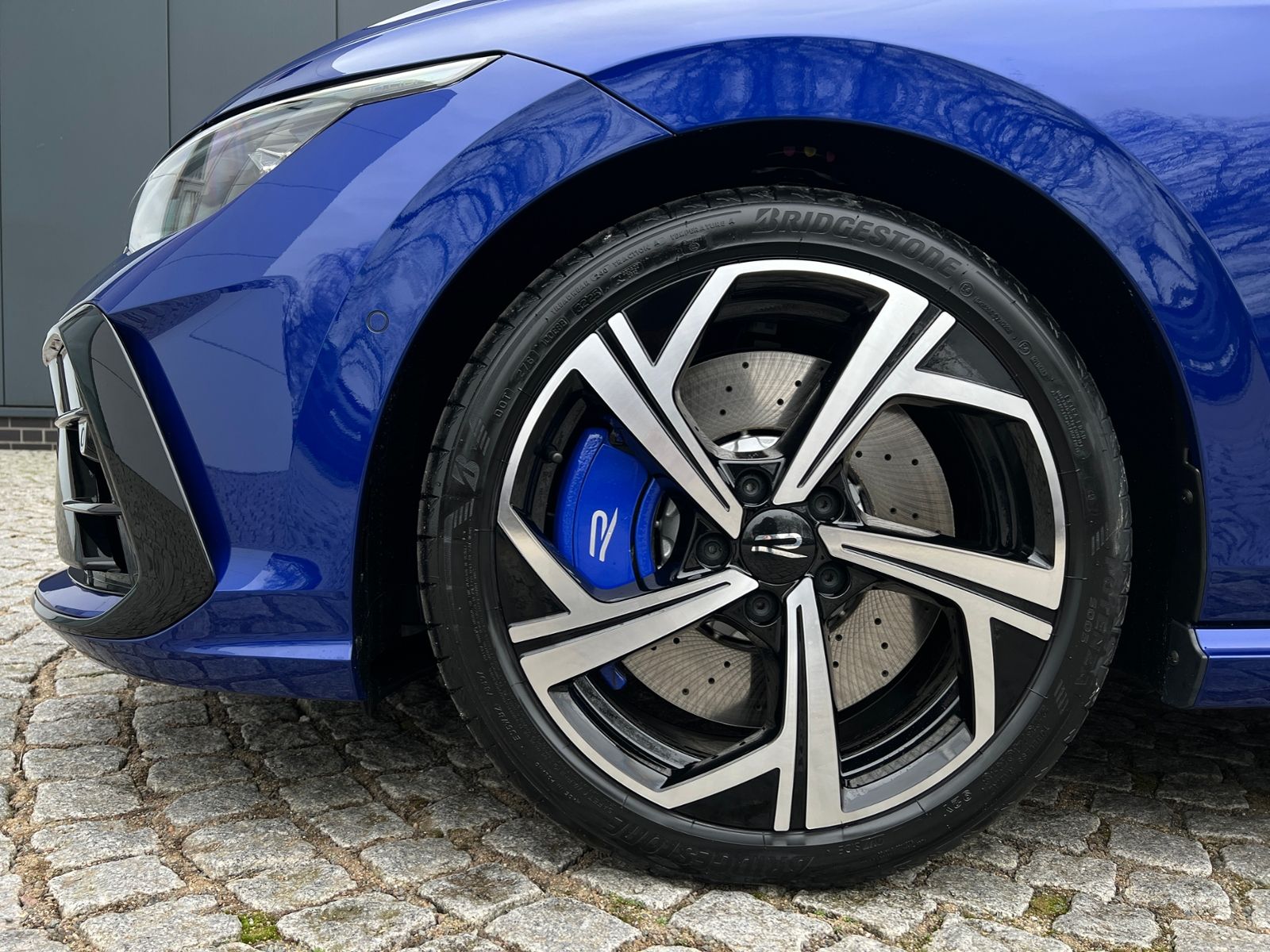 Fahrzeugabbildung Volkswagen Golf VIII R 2.0 TSI DSG 4MOTION *IQ.Light, Black