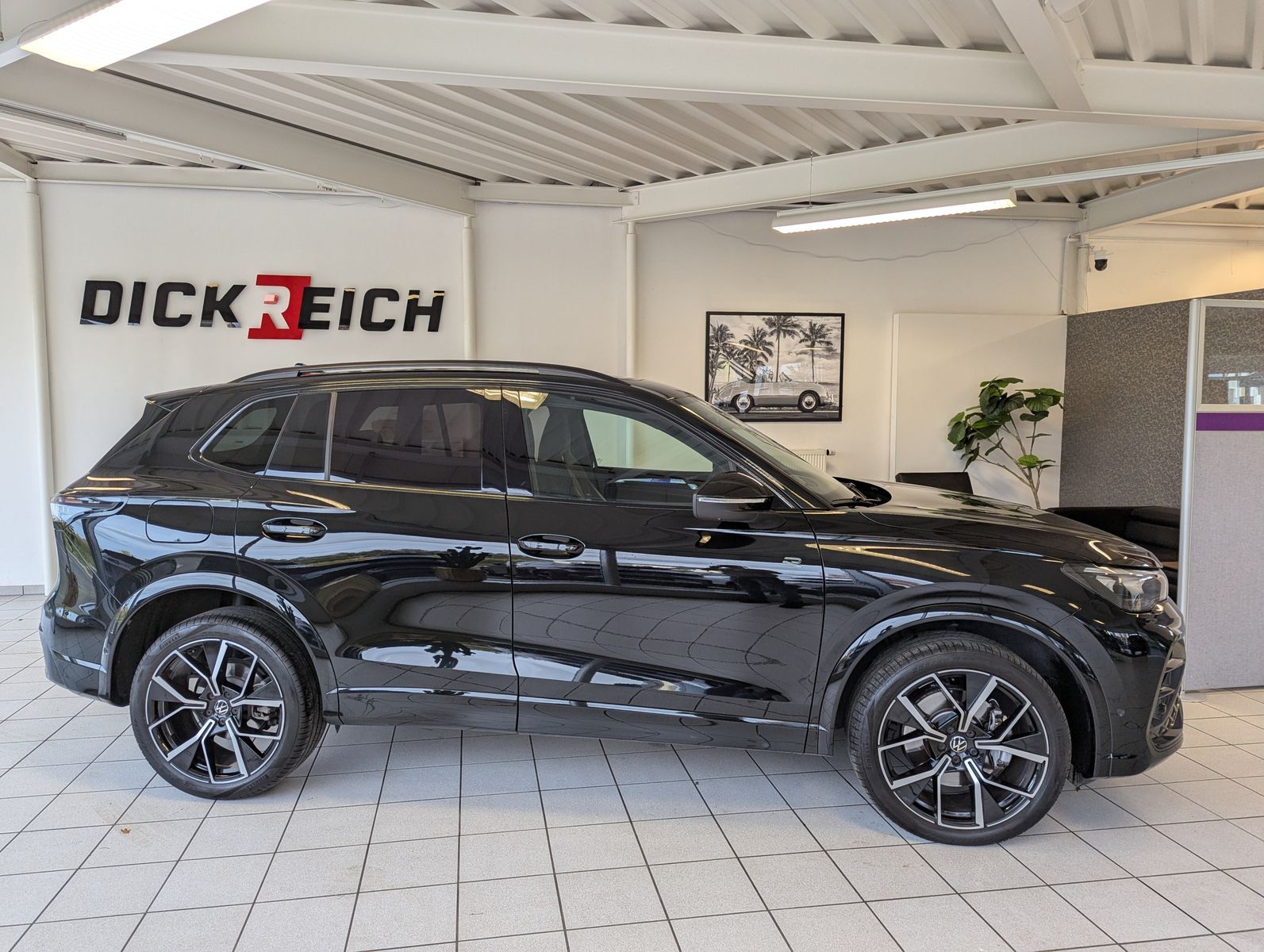 Fahrzeugabbildung Volkswagen Tiguan 2.0TDI R-Line 4M Pano Black Matrix AHK 20