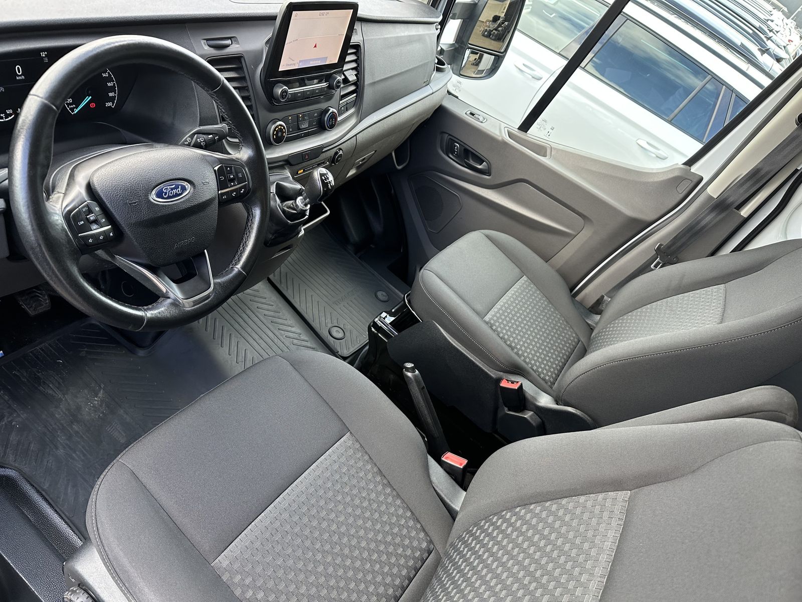 Fahrzeugabbildung Ford Transit 350 L3 DoKa NAV+AHK+CARPLAY+DAB+TEMPOMAT