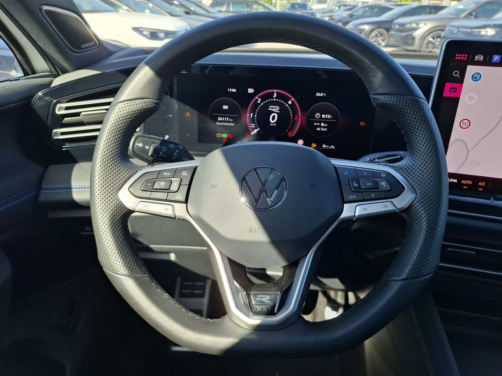 Fahrzeugabbildung Volkswagen Tiguan 2.0 TDI 4M R-Line BLACK*PAN*HK*AHK*MATRIX
